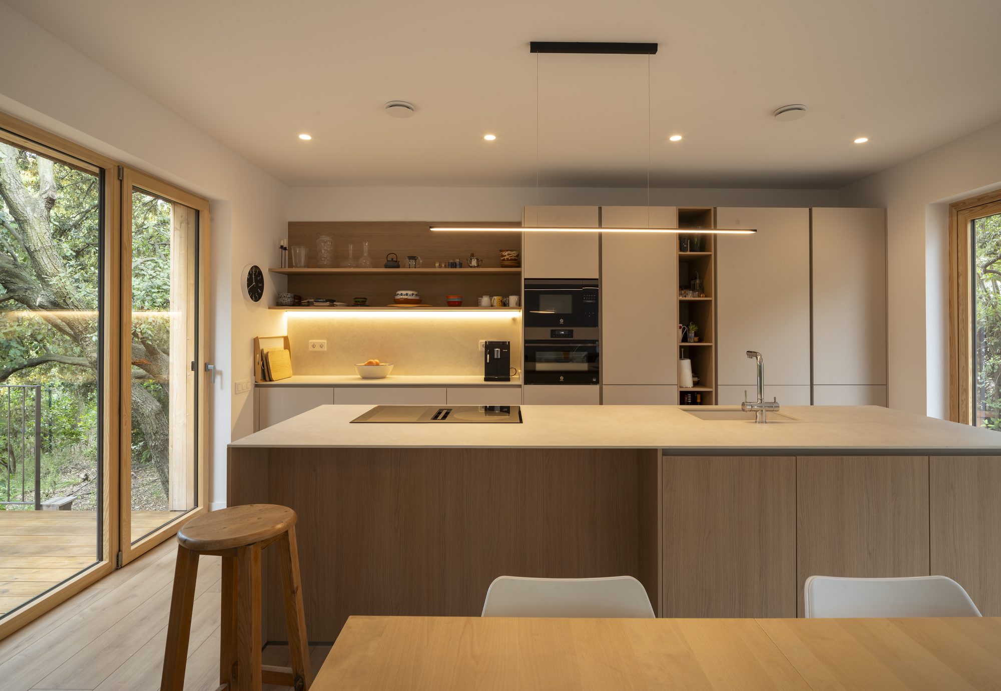 Cocina de una vivienda pasiva de PAPIK Group con acabados de madera