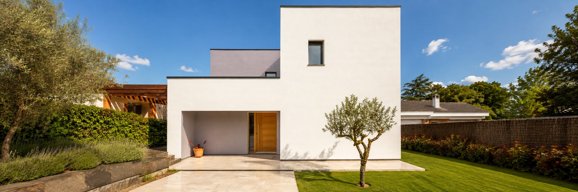 Fachada blanca con aislamiento SATE de una casa pasiva en Cataluña, el verano más cálido medido