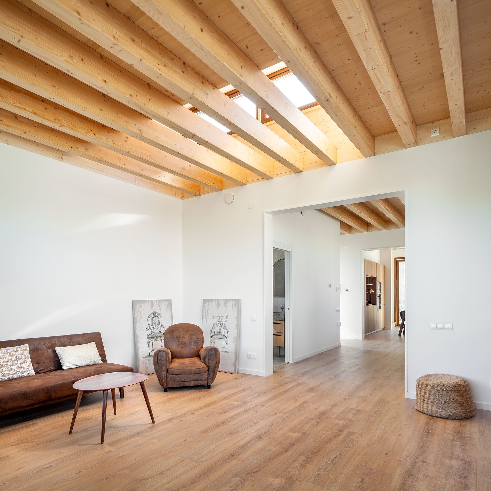 Interior de una vivienda pasiva de PAPIK Group con techo de vigas de madera