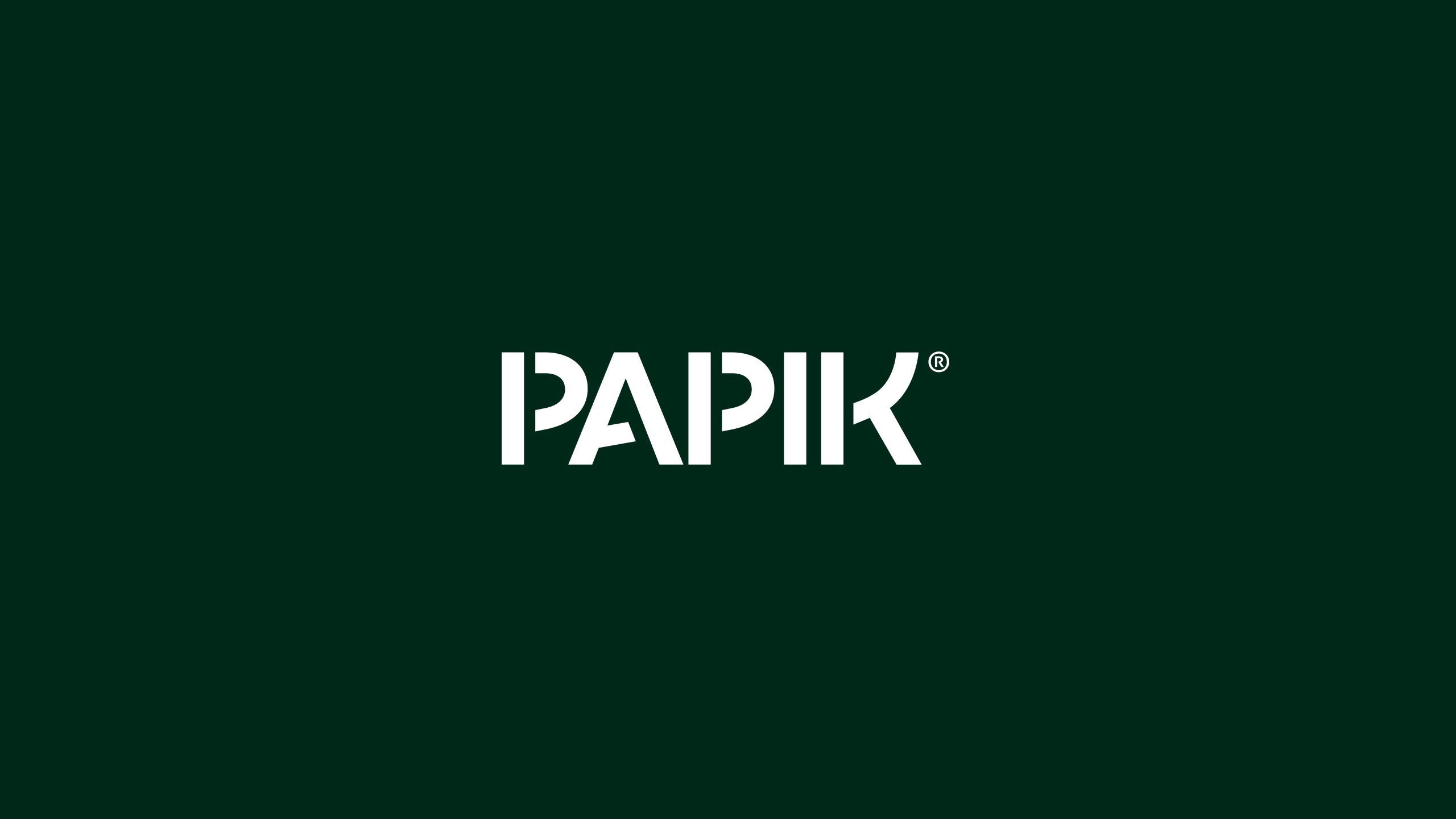 Placa de marca de PAPIK Group: logotipo blanco sobre verde corporativo