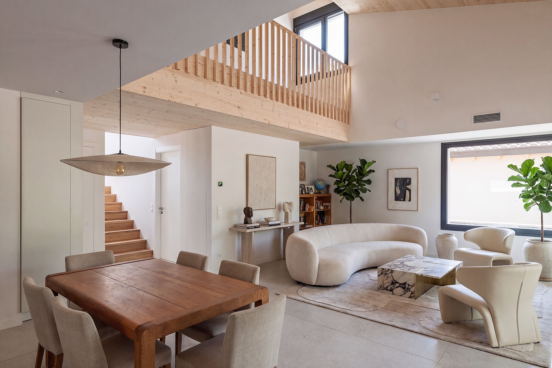 Salón comedor de una vivienda pasiva de PAPIK Group, con techo y altillo de madera