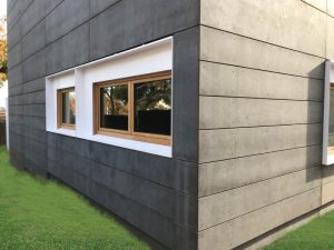 façana fibrociment color negre casa passiva a Argentona - Papik Cases Passives