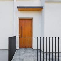 Porta d'entrada de K-Codines casa passiva eskimohaus autosuficient a catalunya