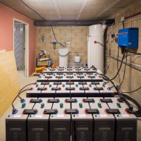 sala d'instal·lacions de bateries i aerotèrmica de K-codines casa passiva eskimohaus autosuficient a Catalunya