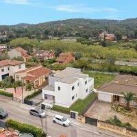 a vista de dron casa passiva passivhaus a Begues Catalunya