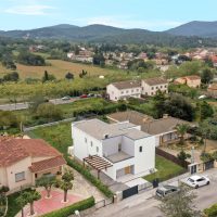 a vista de dron casa passiva passivhaus a Begues Catalunya