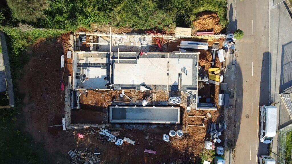 Vista aèria de l'inici d'una casa passiva sostenible eskimohaus. la fonamentació és un cost construcció casa. presupuesto de construcción de una casa