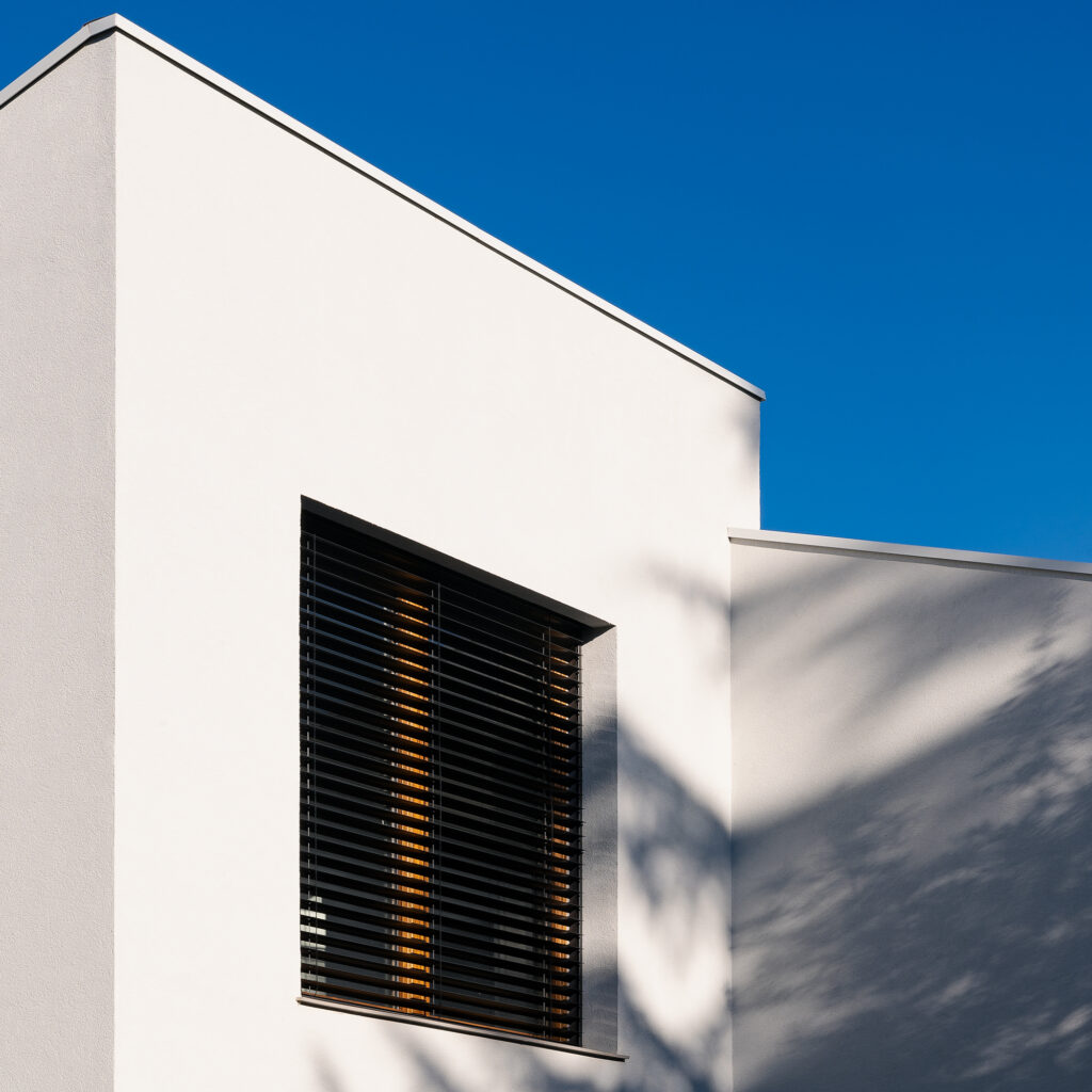 Protecciones solares en una casa sostenible