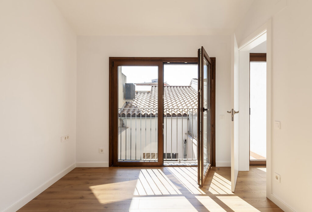 Habitació rehabilitada energèticament, amb persianes apilables i orientables Griesser. Un exemple de com podria ser una finestra passivhaus.