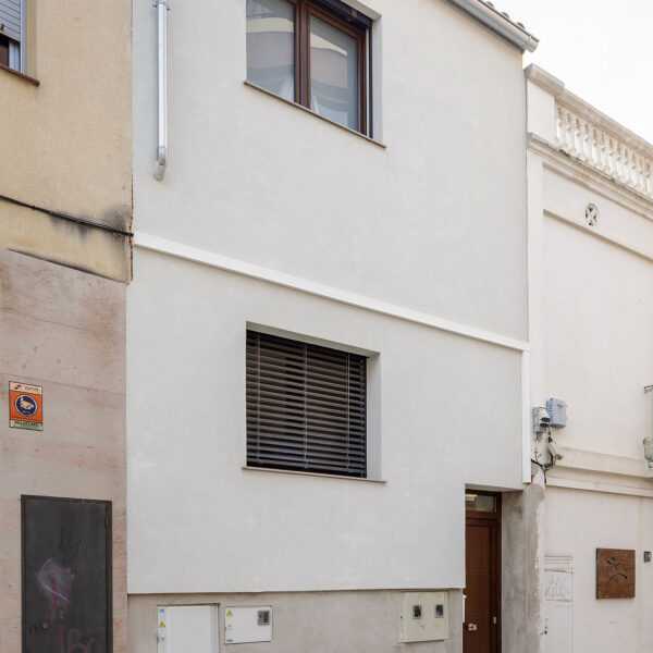 Fachada casa rehabilitada energèticament