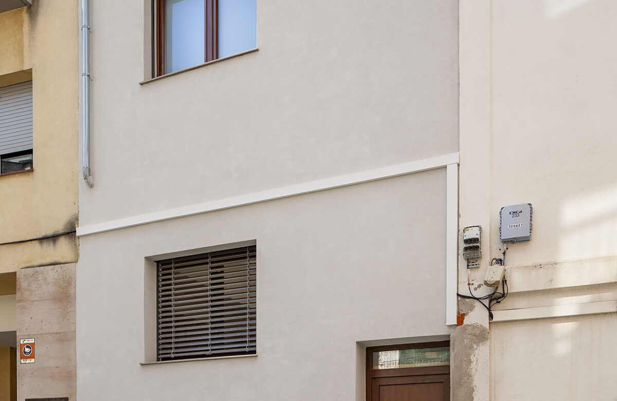 Façana casa rehabilitada energèticament