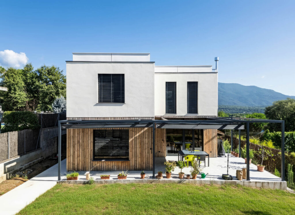 Proyecto de casa de madera pasiva con confort y diseño.