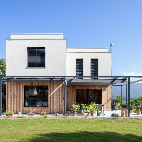 Construcción de vivienda sostenible en Barcelona con madera certificada.