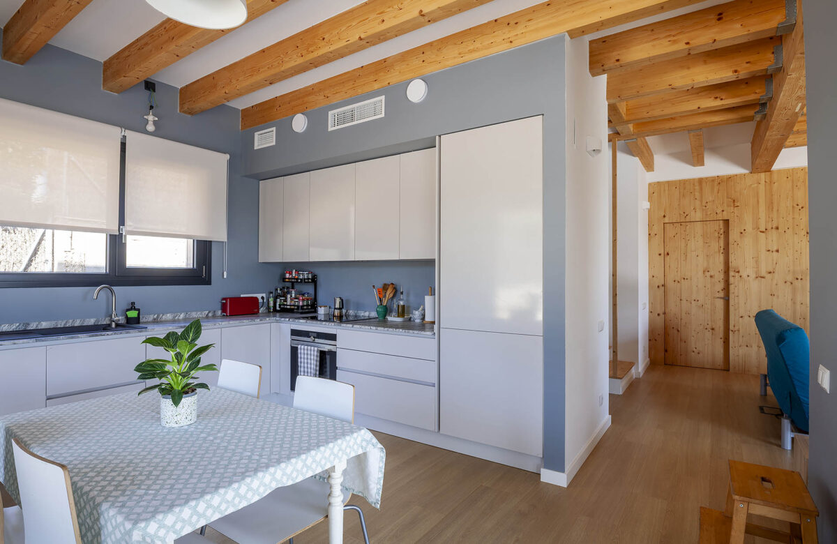 Cocina abierta en vivienda Passivhaus en el Vallès Oriental.