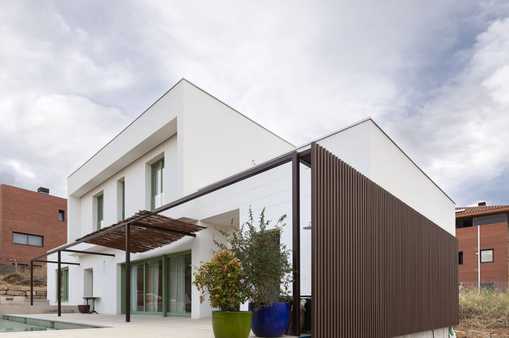 Construir amb sentit vol dir escollir materials que respectin el planeta i millorin la teva vida. A Papik expliquem com la fusta, els aïllants naturals i la bioconstrucció fan possibles les nostres cases Passivhaus.i construcció sostenible