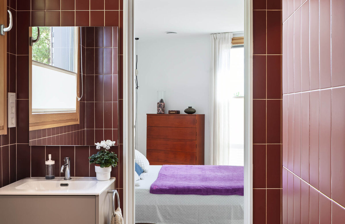 Espai interior del bany d'una casa passiva, dissenyada per oferir un estil còmode i durader. L'espai de bany és ben equipat amb mobles de fusta natural i peces decoratius, que aporten un ambient acollidor i tranquil. L'espai il·luminat per finestres grans i obertes, és equipat amb mobles de fusta natural i peces decoratius, que aporten un ambient acolidor i tranquil. La construcció de cases passives o cases de molt alta eficiència energètica és més que una tendència, és una inversió en un estil de vida durader i sostenible.