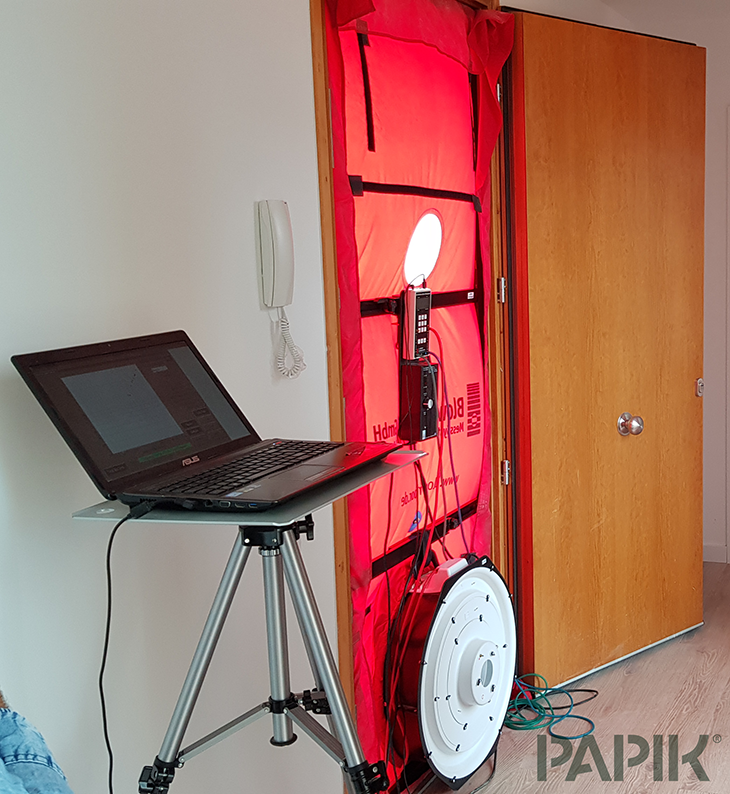 Instalación del ventilador para realizar un test Blower Door en una casa Eskimohaus certificada bajo el estándar Passivhaus.