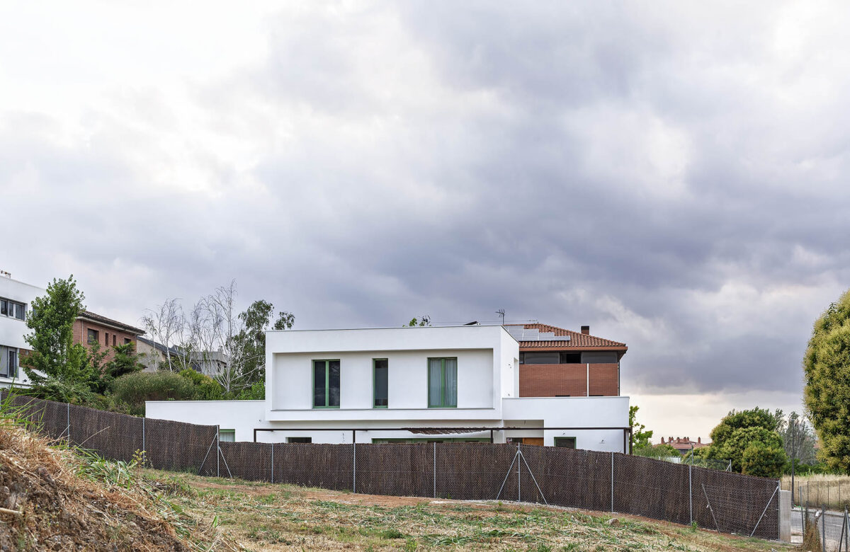 Casa Eskimohaus eficient energèticament integrada en un entorn residencial natural