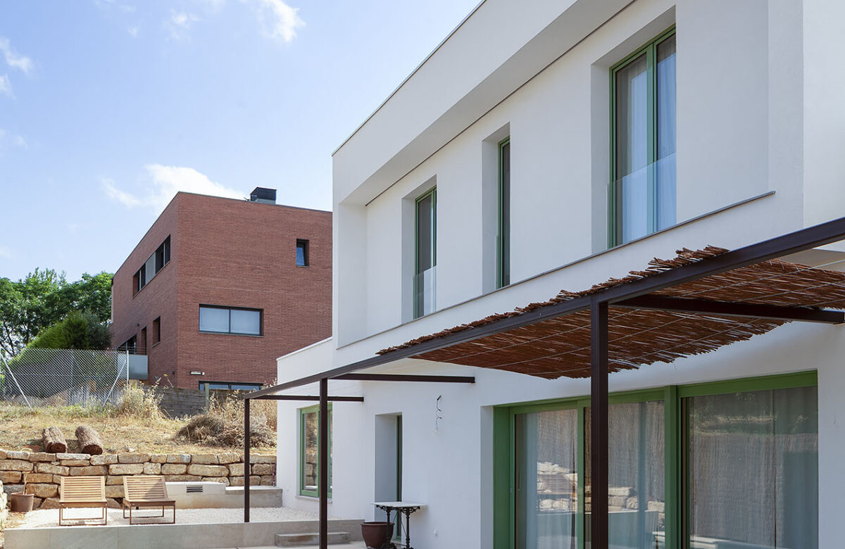 Casa passiva Eskimohaus amb piscina i grans obertures per aprofitar la llum natural