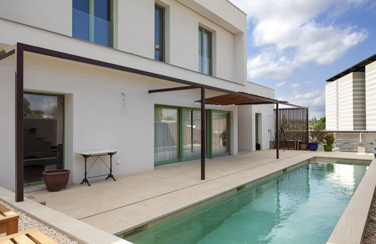 Terrassa exterior d’un habitatge Passivhaus amb piscina privada